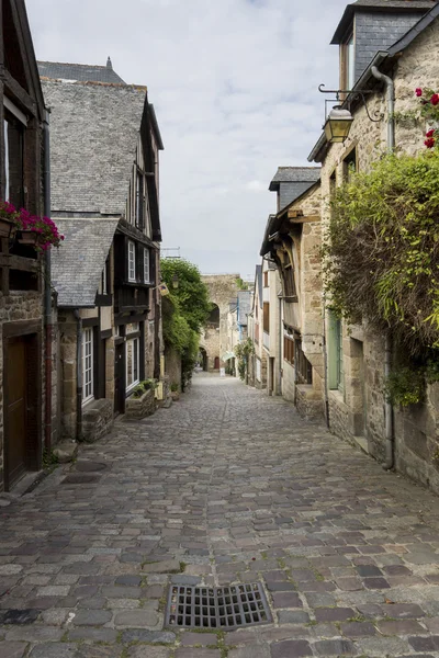 Medieval Cobbled Street à Dinan, Bretagne, France — Photo