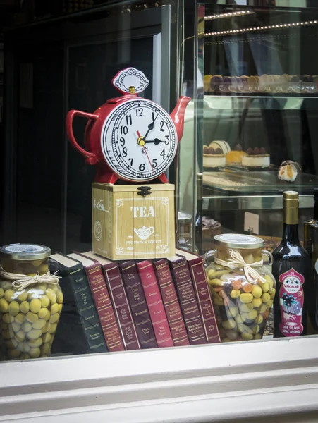 차-상점 창에 시계 찻주전자에 대 한 시간 — 스톡 사진