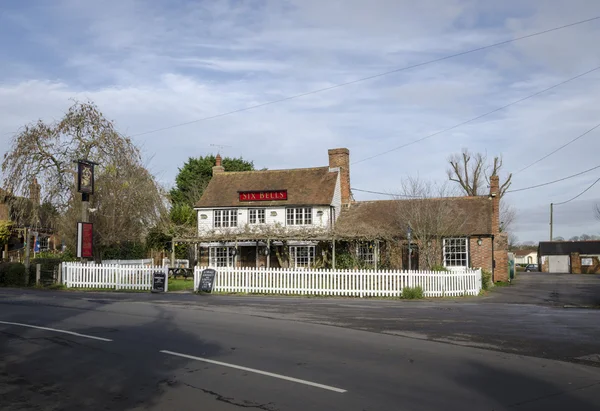 Casa Pública de las Seis Campanas en Woodchurch, Kent — Foto de Stock