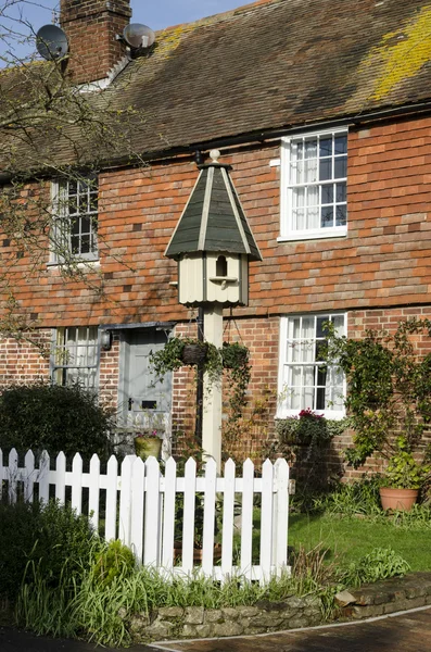 Casa de campo com um pombal no jardim — Fotografia de Stock