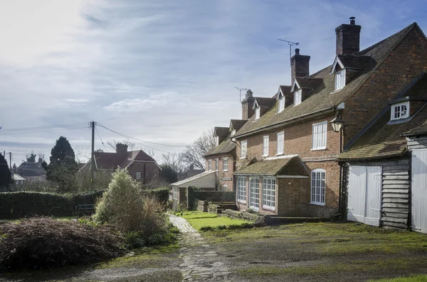 Fila di cottage in un villaggio nel Kent — Foto Stock