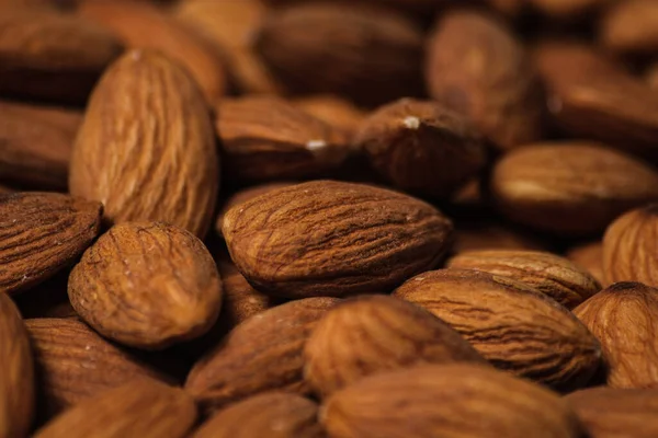 Tahta arka planda badem fıstığı, makro çekim, yakın plan -