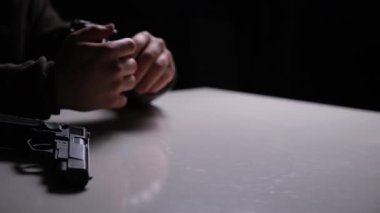 DSLR Kamera ve Silah İkili, Dedektif Hazırlık Sahnesi