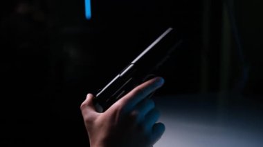 Elinde tabancayla oynuyor.