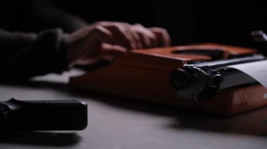 Gece Masasında Silahı Olan Bir Daktiloda Yazan Adam