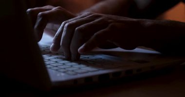 Gece Klavyeye Dokunan Parmaklar, Geç Çalışma ve Gece Vardiyası Konsepti