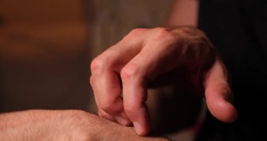 Sedef, egzama, deri hastalığı ve kaşıntı nedeniyle ellerini kaşıyan adam.