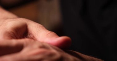 Acılı Elini Sürten Adam, El Masajı ve Acılı Yardım Konsepti