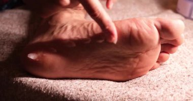 Erkek Ayak Tabanına Nemlendirici Krem, Ayak Bakımı ve Cilt Sıvısı Uygulama