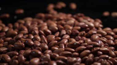 Tahta bir kasede çiğ fasulye.