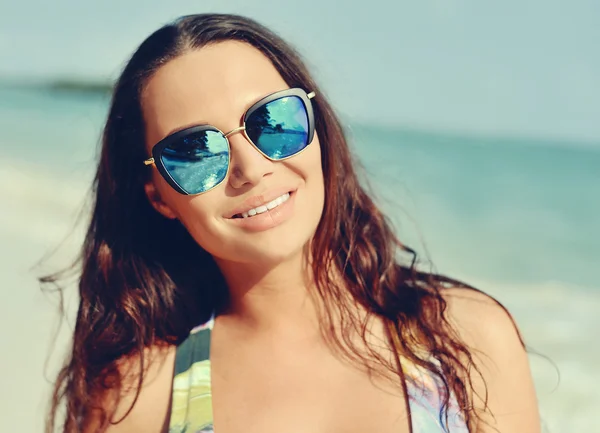 Jeune femme brune en lunettes de soleil — Photo