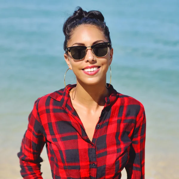 Young woman in sunglasses — Stock Photo, Image