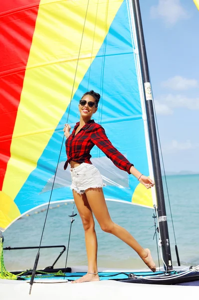 Dziewczyna trzyma łódź żagle i uśmiechając się — Zdjęcie stockowe