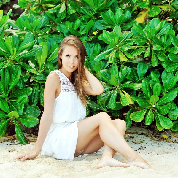 Young beautiful woman outdoor — Stock Photo, Image