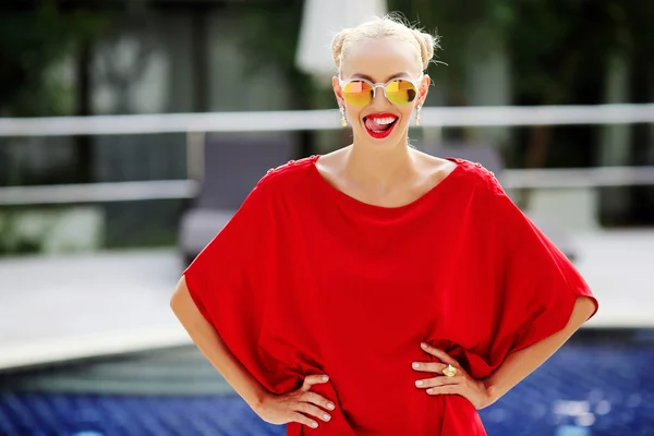 Modelo bastante femenina lamiendo labios — Foto de Stock