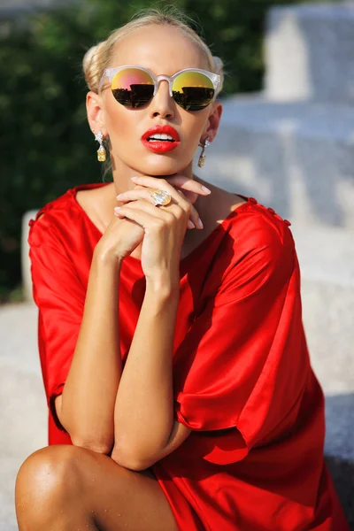 Woman wearing sunglasses — Stock Photo, Image