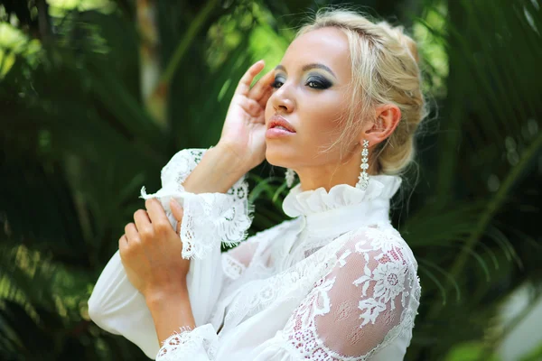 Mujer en blusa de encaje blanco —  Fotos de Stock