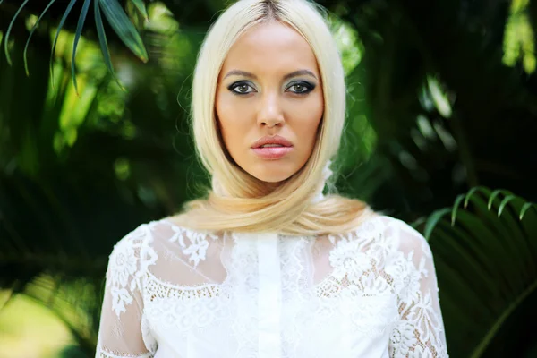 Mujer en blusa de encaje blanco —  Fotos de Stock