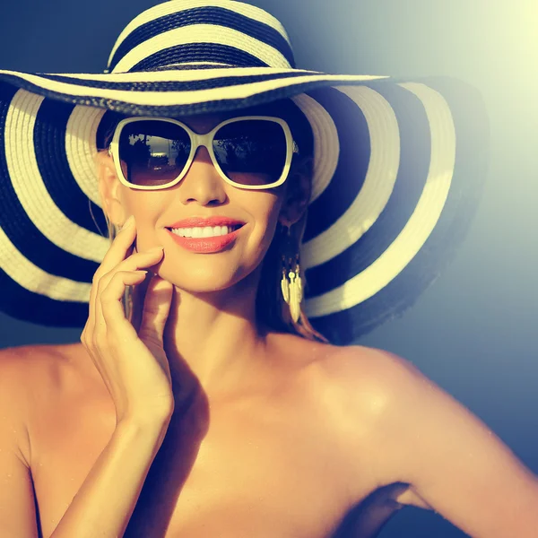 Impresionante mujer joven en sombrero elegante y gafas de sol —  Fotos de Stock