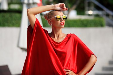 Kırmızı elbise ve su genç güzel sarışın kız moda portre