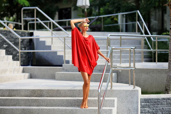 Портрет модной девушки в красном платье — стоковое фото