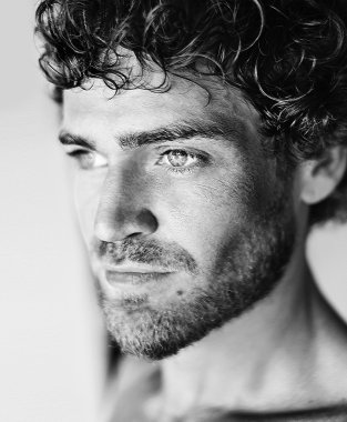 Sakallı yakışıklı bir adamın portresi.