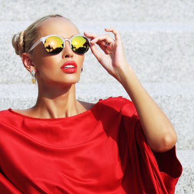  kadın kırmızı elbise ve güneş gözlüğü