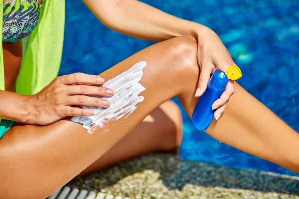 Woman applying sunscreen cream — Stock Photo, Image