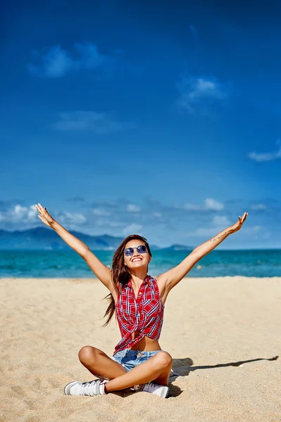 Yaz aylarında kumsalda eğleniyor kız — Stok fotoğraf