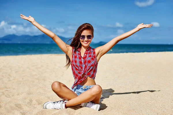 Girl having fun on summertime beach — Stock Photo, Image