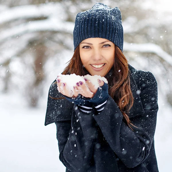 Donna Che Gioca Con Neve Nel Parco Invernale — Foto Stock