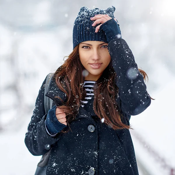 Mulher Inverno Posando Roupas Casuais Parque Ventoso Branco — Fotografia de Stock