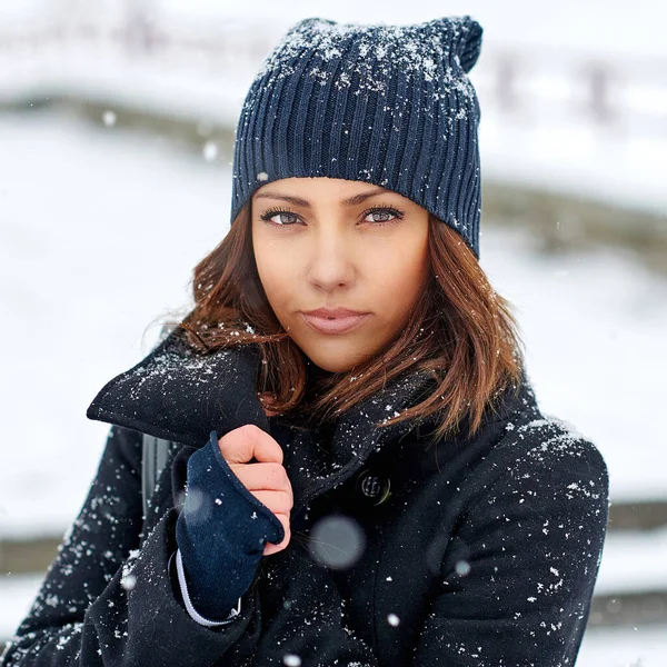 Mulher Inverno Posando Roupas Casuais Parque Ventoso Branco — Fotografia de Stock