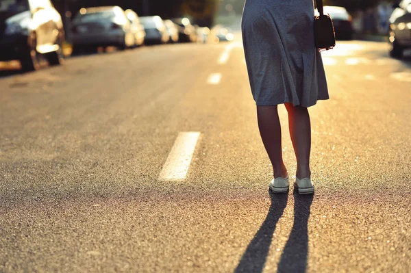 道路上の若い女性の足のクローズ アップ — ストック写真