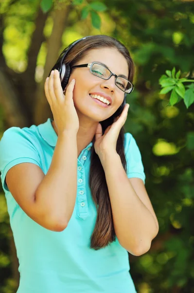 Portrait de jeune fille attrayante écoutant de la musique avec tête — Photo