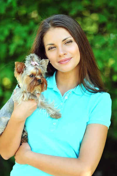 Vacker flicka stående med valp yorkshire terrierόμορφο κορίτσι πορτρέτο με κουτάβι Γιορκσαιρ Τεριε — Stockfoto