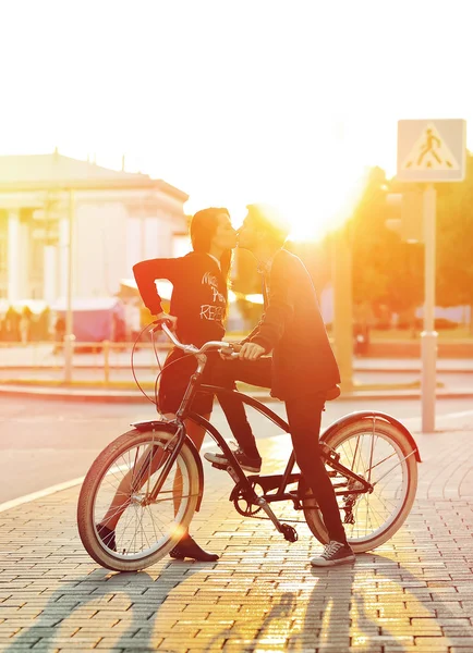 Besar pareja romántica en el amor. Puesta de sol. Niño y niña de pie n — Foto de Stock