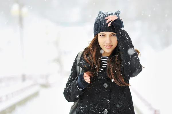 Jovem mulher atraente no inverno ao ar livre — Fotografia de Stock