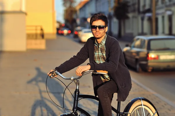 Stilig ung man modell cykling i staden — Stockfoto