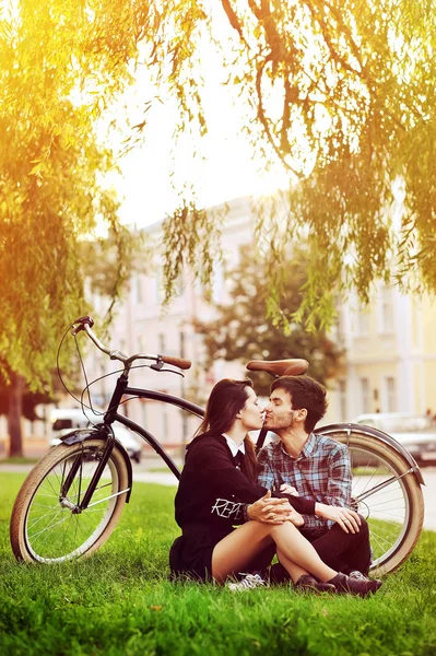 Vackra par i kärlek utomhus — Stockfoto