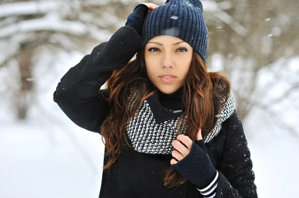 Jovem mulher atraente no inverno ao ar livre — Fotografia de Stock