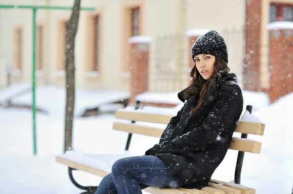 Retrato de mujer joven en el parque de invierno — Foto de Stock