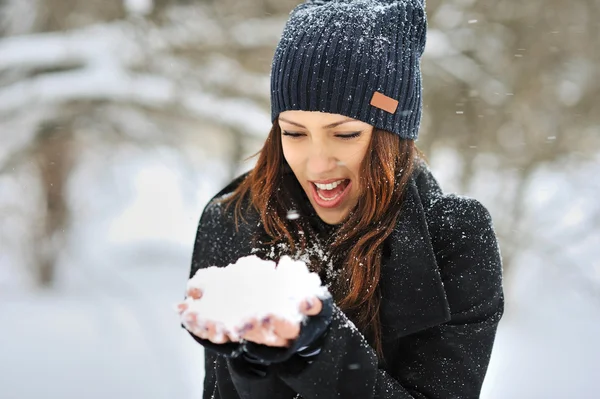 Menina brincando com neve no parque — Fotografia de Stock