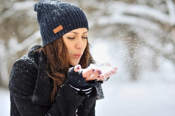 Meisje spelen met sneeuw in het park — Stockfoto