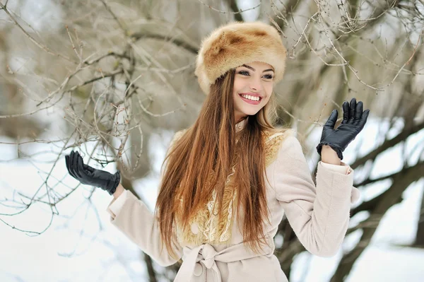 Bella ragazza invernale sorridente - ritratto all'aperto — Foto Stock