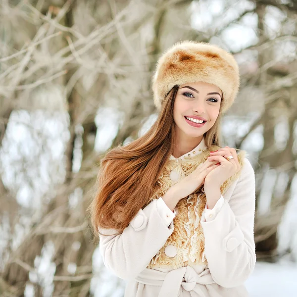 Bella sorridente giovane donna ritratto in inverno — Foto Stock