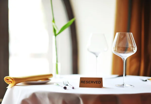 Gereserveerd bord op een restauranttafel — Stockfoto