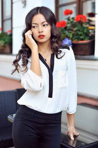 Pretty young woman using mobile phone — Stock Photo, Image