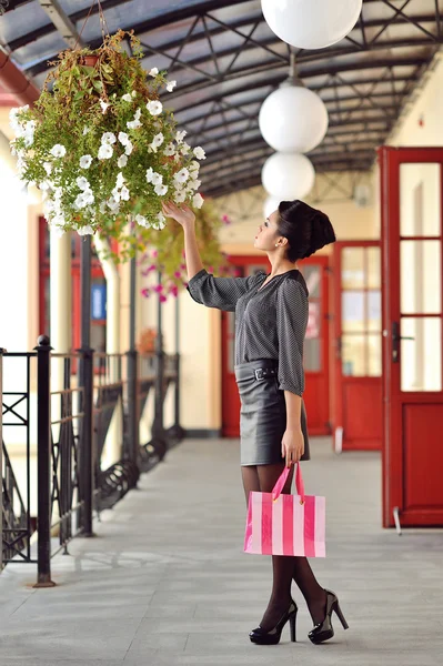 Full length portrait of young stylish female model posing outdoo — Stock Photo, Image