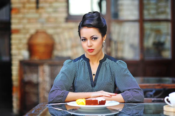 Young business woman on lunch break in cafe or restaurant — Stock Photo, Image